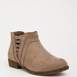 TORRID 9.5W TAUPE SIDE STRAP ANKLE BOOTIE